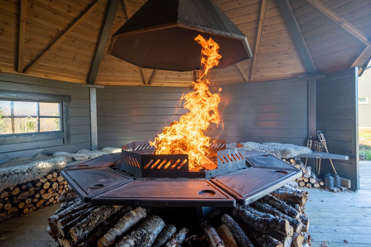Vindskydd 17 m2 Royal med grill och bänkar - Halvrund timmer