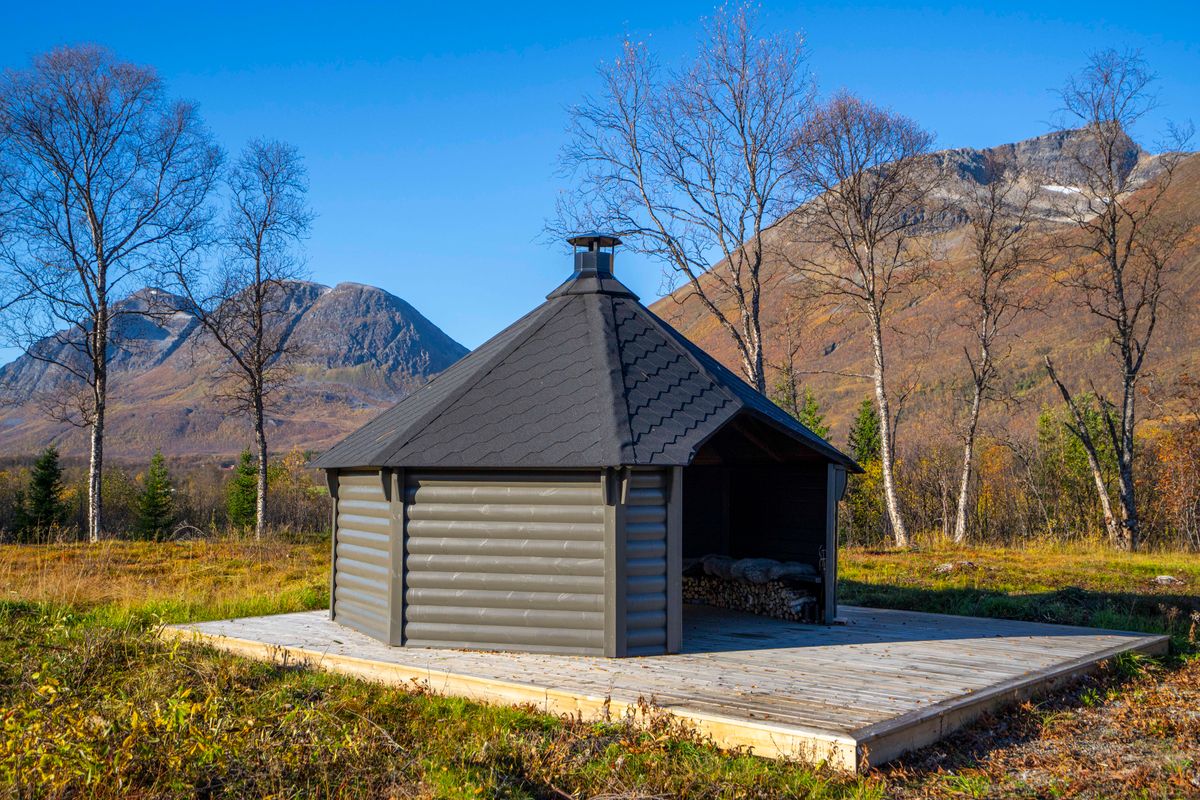 Vindskydd 15 m2 Royal med grill och bänkar - Halvrund timmer