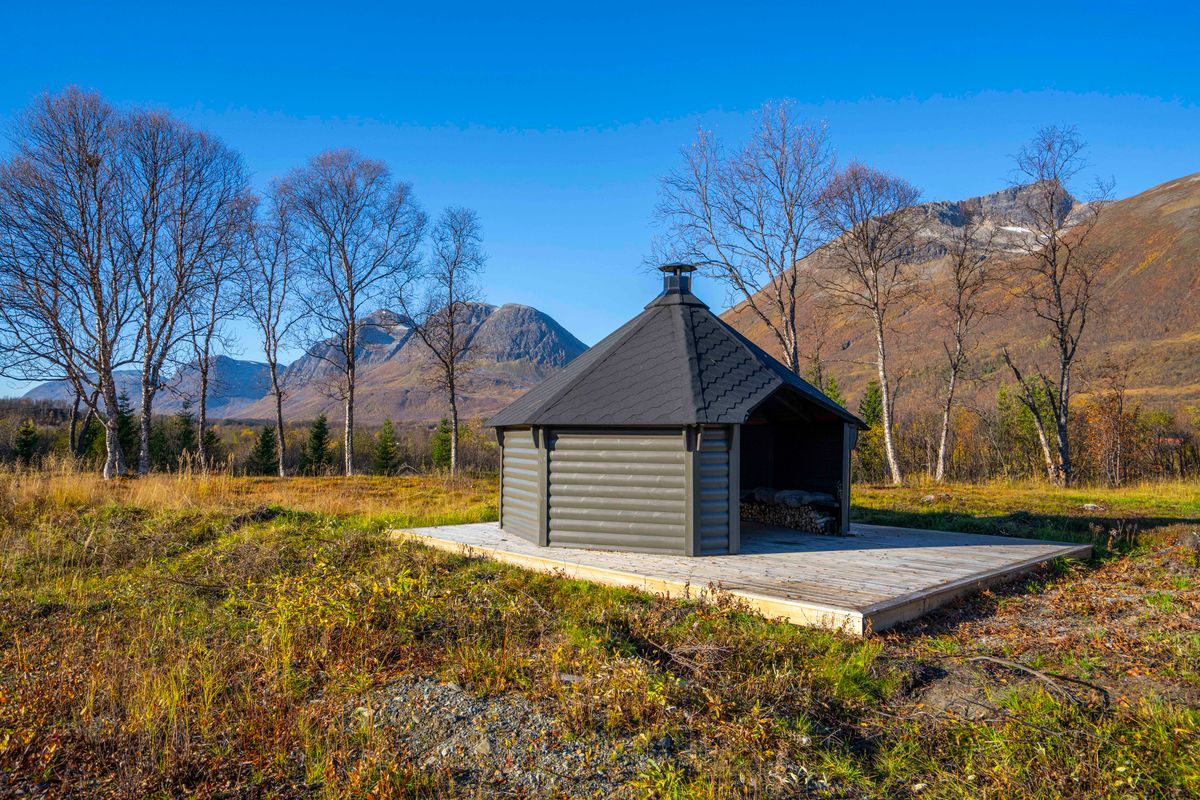 Vindskydd 17 m2 Royal med grill och bänkar - Halvrund timmer